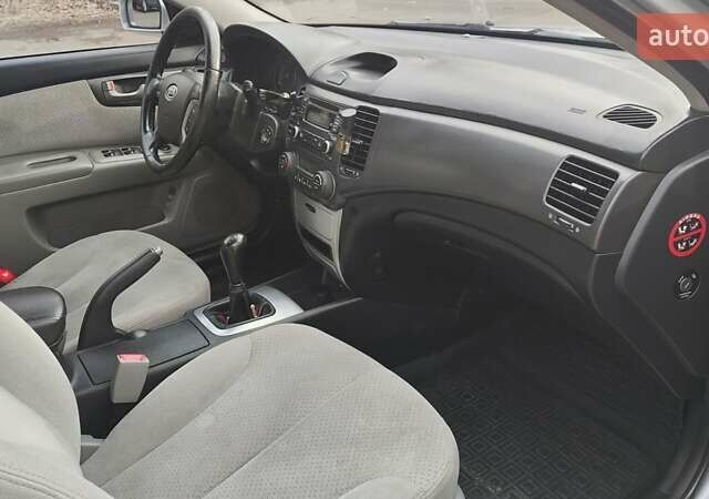 Сірий Кіа Маджентіс, об'ємом двигуна 2 л та пробігом 245 тис. км за 5700 $, фото 20 на Automoto.ua