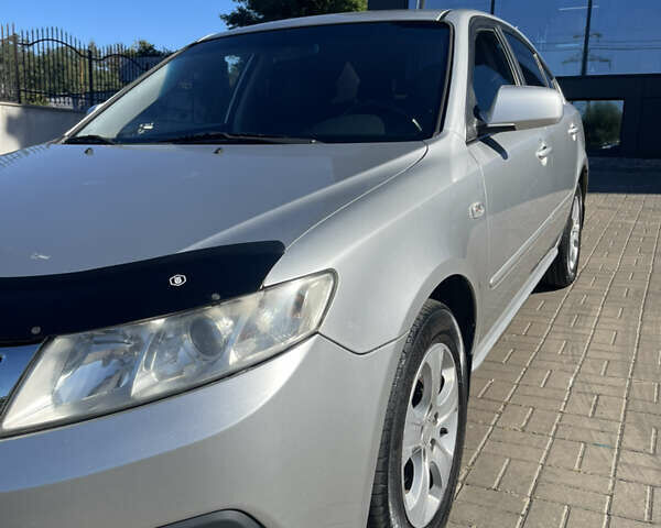 Сірий Кіа Маджентіс, об'ємом двигуна 2 л та пробігом 177 тис. км за 6800 $, фото 10 на Automoto.ua