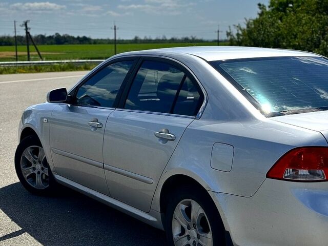 Сірий Кіа Маджентіс, об'ємом двигуна 2 л та пробігом 208 тис. км за 7200 $, фото 8 на Automoto.ua