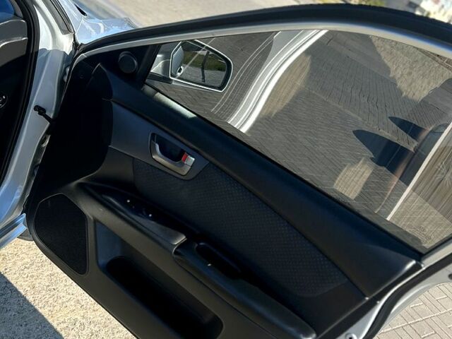 Сірий Кіа Маджентіс, об'ємом двигуна 2 л та пробігом 208 тис. км за 7200 $, фото 10 на Automoto.ua