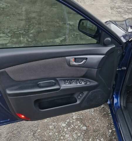 Синій Кіа Маджентіс, об'ємом двигуна 2 л та пробігом 110 тис. км за 5700 $, фото 9 на Automoto.ua