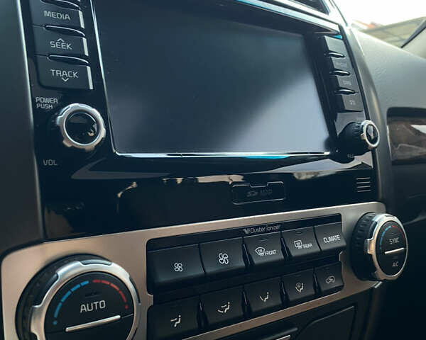 Білий Кіа Мохаве, об'ємом двигуна 3 л та пробігом 83 тис. км за 27500 $, фото 49 на Automoto.ua