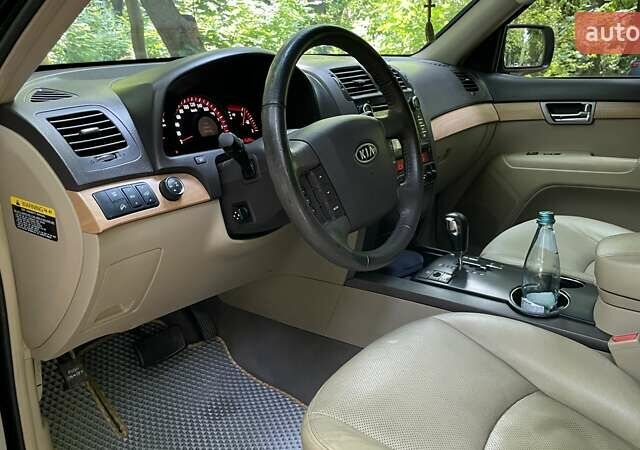 Черный Киа Мохаве, объемом двигателя 2.96 л и пробегом 315 тыс. км за 12500 $, фото 10 на Automoto.ua