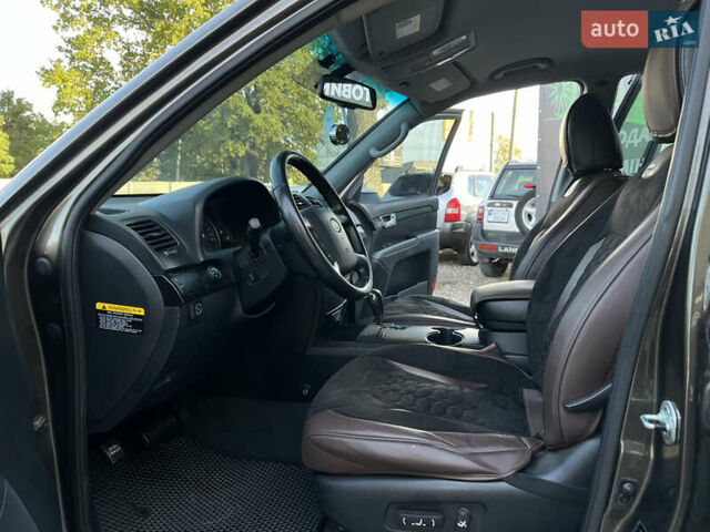Коричневий Кіа Мохаве, об'ємом двигуна 3.78 л та пробігом 252 тис. км за 9500 $, фото 8 на Automoto.ua