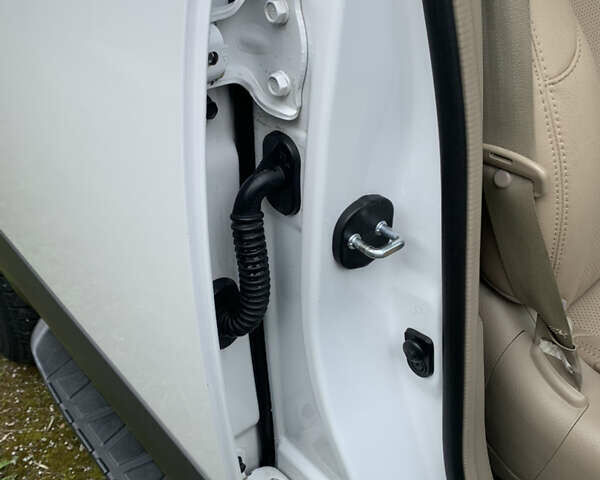 Киа Мохаве, объемом двигателя 2.96 л и пробегом 261 тыс. км за 15000 $, фото 4 на Automoto.ua