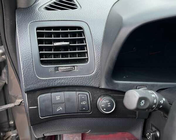 Серый Киа Мохаве, объемом двигателя 3.78 л и пробегом 293 тыс. км за 11500 $, фото 21 на Automoto.ua