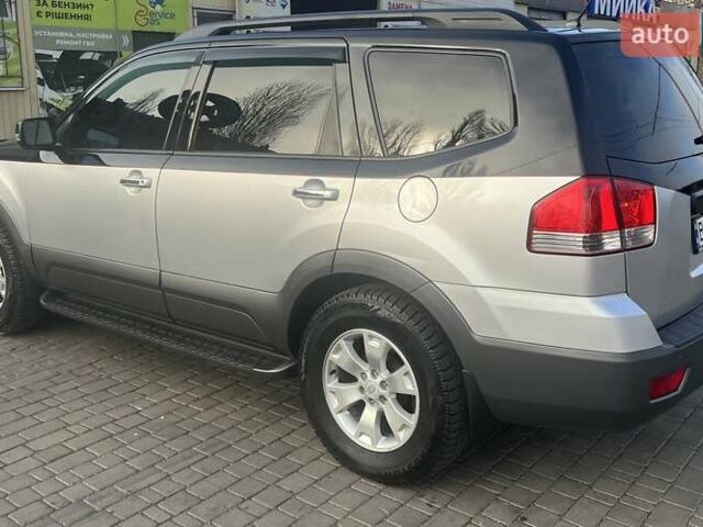 Серый Киа Мохаве, объемом двигателя 3.78 л и пробегом 118 тыс. км за 14000 $, фото 4 на Automoto.ua