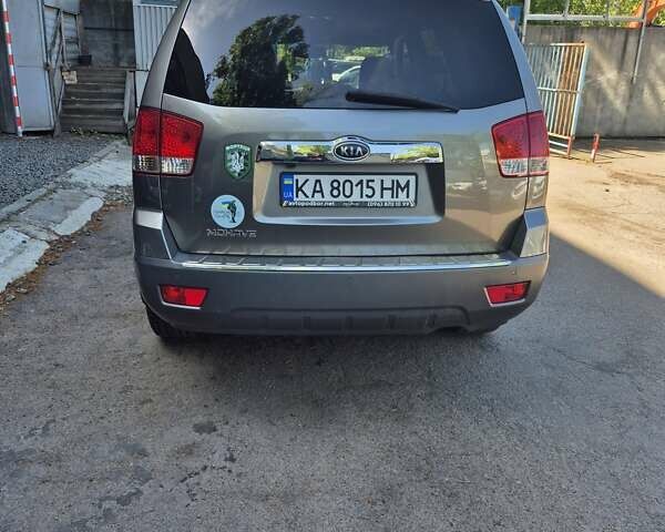 Сірий Кіа Мохаве, об'ємом двигуна 2.96 л та пробігом 211 тис. км за 12300 $, фото 4 на Automoto.ua