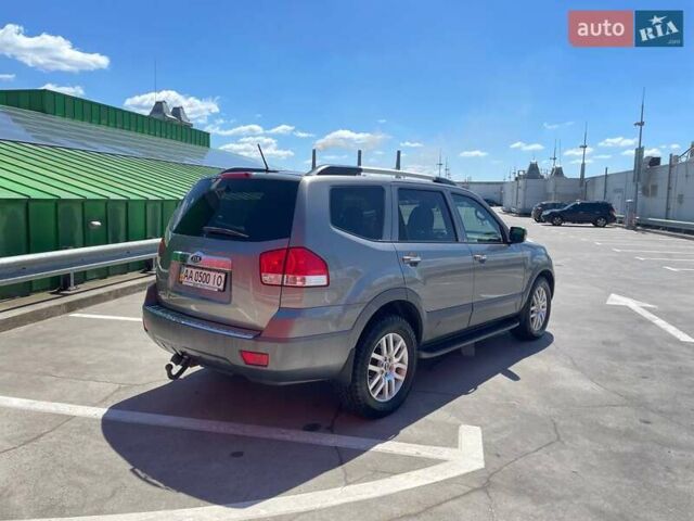 Серый Киа Мохаве, объемом двигателя 2.96 л и пробегом 157 тыс. км за 17500 $, фото 4 на Automoto.ua