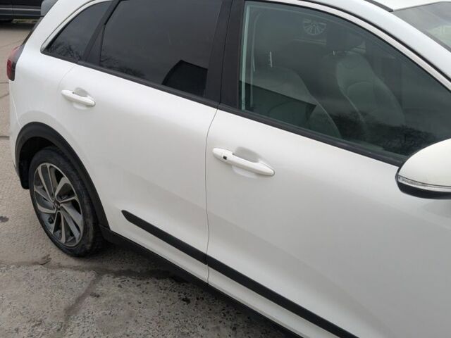 Белый Киа Niro, объемом двигателя 1.6 л и пробегом 110 тыс. км за 15600 $, фото 4 на Automoto.ua