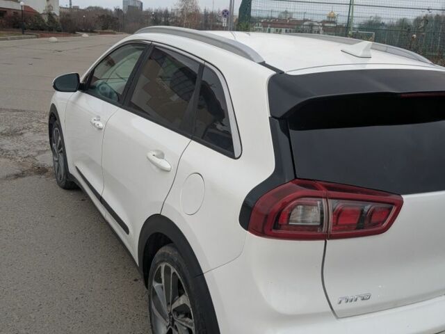 Белый Киа Niro, объемом двигателя 1.6 л и пробегом 110 тыс. км за 15600 $, фото 2 на Automoto.ua