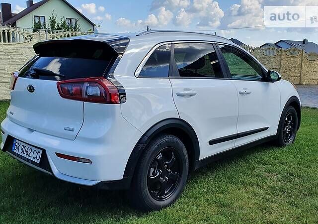 Білий Кіа Niro, об'ємом двигуна 1.6 л та пробігом 129 тис. км за 17600 $, фото 6 на Automoto.ua