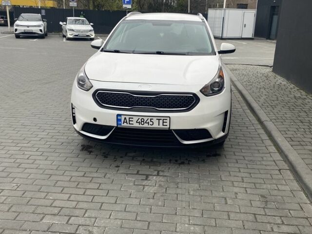 Білий Кіа Niro, об'ємом двигуна 1.6 л та пробігом 65 тис. км за 14400 $, фото 1 на Automoto.ua