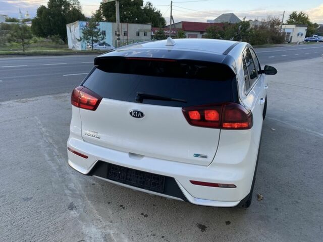 Белый Киа Niro, объемом двигателя 1.6 л и пробегом 101 тыс. км за 17700 $, фото 1 на Automoto.ua