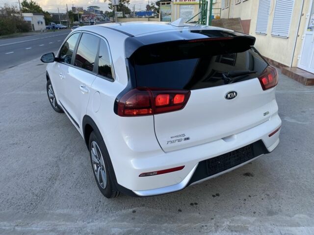 Белый Киа Niro, объемом двигателя 1.6 л и пробегом 101 тыс. км за 17700 $, фото 2 на Automoto.ua
