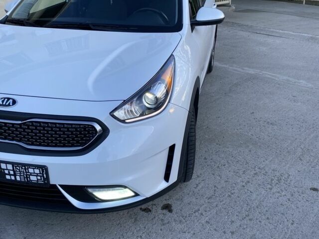 Белый Киа Niro, объемом двигателя 1.6 л и пробегом 101 тыс. км за 17700 $, фото 4 на Automoto.ua