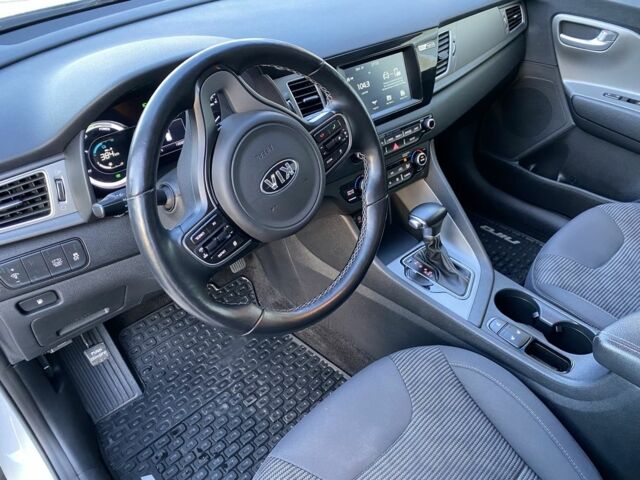 Белый Киа Niro, объемом двигателя 1.6 л и пробегом 101 тыс. км за 17700 $, фото 5 на Automoto.ua
