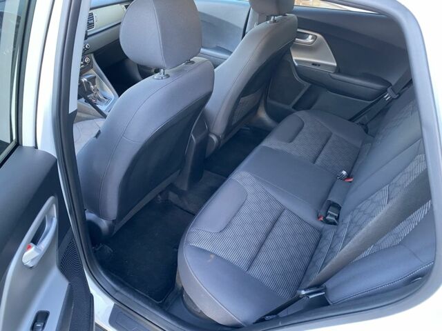 Белый Киа Niro, объемом двигателя 1.6 л и пробегом 101 тыс. км за 17700 $, фото 6 на Automoto.ua