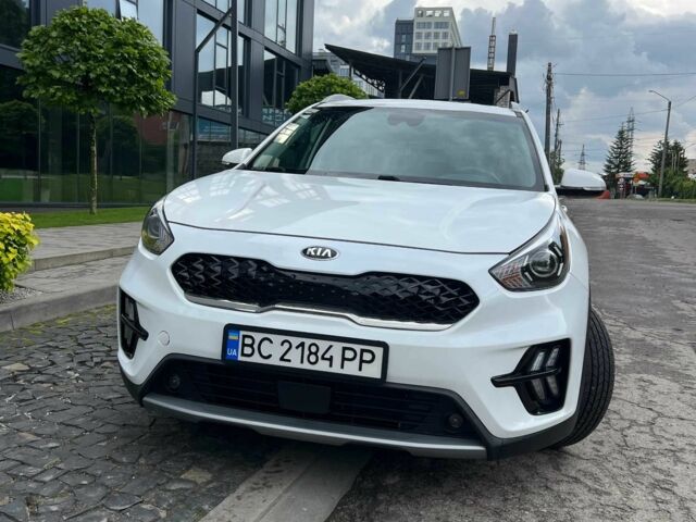 Белый Киа Niro, объемом двигателя 1.6 л и пробегом 68 тыс. км за 18800 $, фото 2 на Automoto.ua