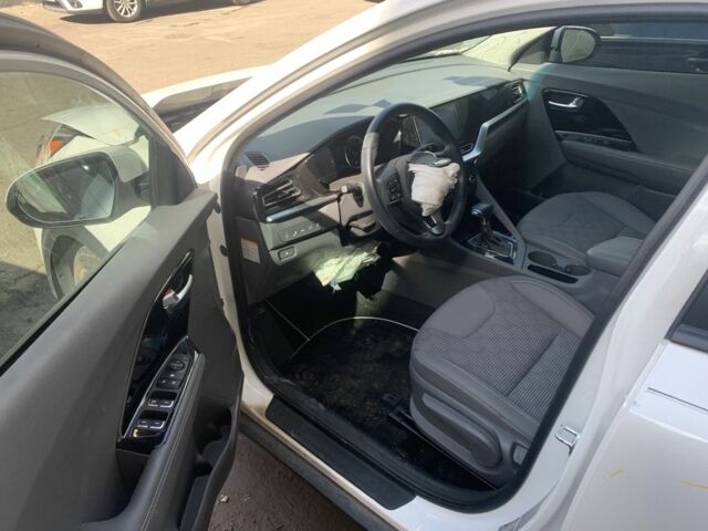 Белый Киа Niro, объемом двигателя 1.6 л и пробегом 61 тыс. км за 15300 $, фото 4 на Automoto.ua