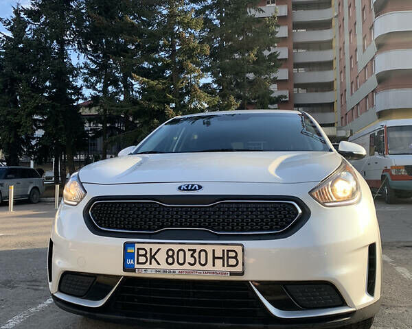 Білий Кіа Niro, об'ємом двигуна 1.6 л та пробігом 99 тис. км за 19000 $, фото 4 на Automoto.ua