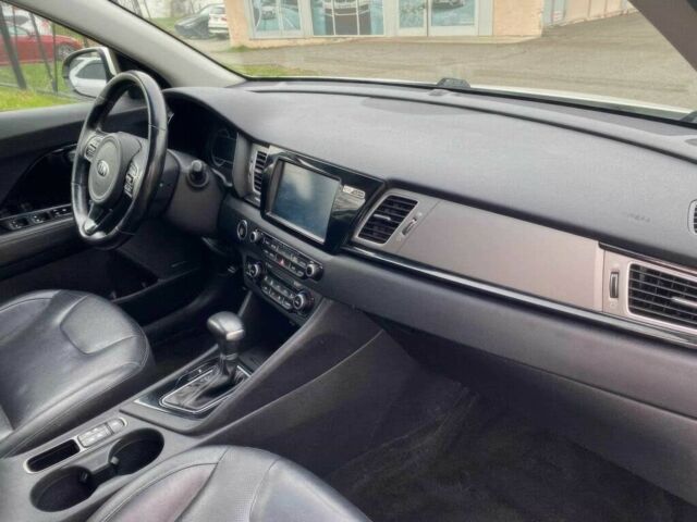 Білий Кіа Niro, об'ємом двигуна 1.6 л та пробігом 40 тис. км за 7800 $, фото 7 на Automoto.ua
