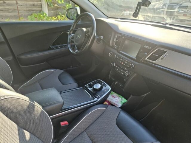 Білий Кіа Niro, об'ємом двигуна 0 л та пробігом 160 тис. км за 16900 $, фото 4 на Automoto.ua