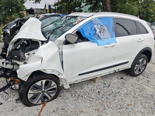 Белый Киа Niro, объемом двигателя 0 л и пробегом 144 тыс. км за 3600 $, фото 1 на Automoto.ua