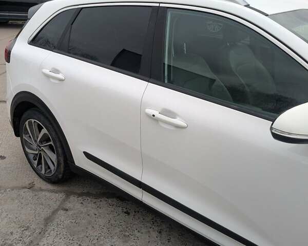 Белый Киа Niro, объемом двигателя 1.6 л и пробегом 110 тыс. км за 15600 $, фото 3 на Automoto.ua