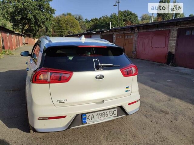 Белый Киа Niro, объемом двигателя 1.58 л и пробегом 225 тыс. км за 16600 $, фото 3 на Automoto.ua