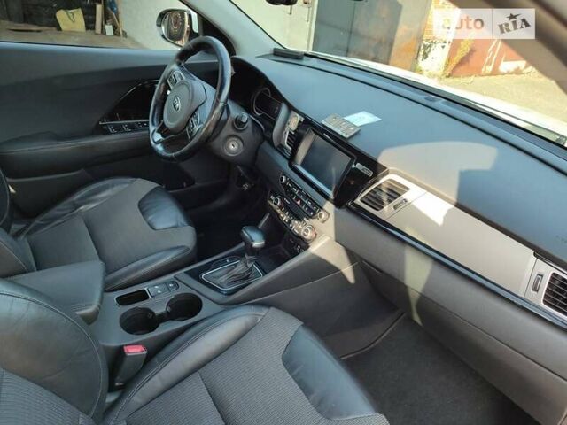 Белый Киа Niro, объемом двигателя 1.58 л и пробегом 225 тыс. км за 16600 $, фото 11 на Automoto.ua