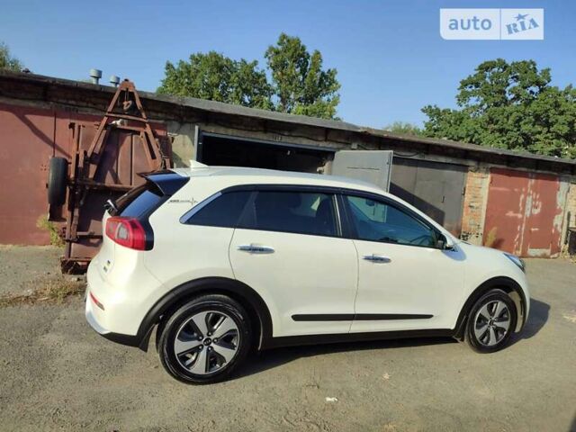 Белый Киа Niro, объемом двигателя 1.58 л и пробегом 225 тыс. км за 16600 $, фото 2 на Automoto.ua