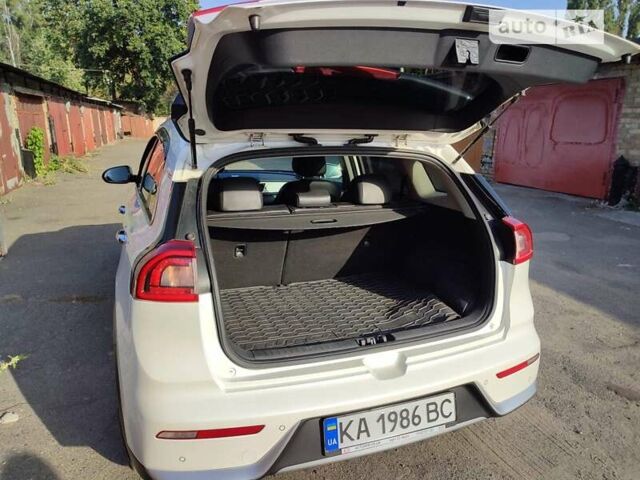 Белый Киа Niro, объемом двигателя 1.58 л и пробегом 225 тыс. км за 16600 $, фото 4 на Automoto.ua