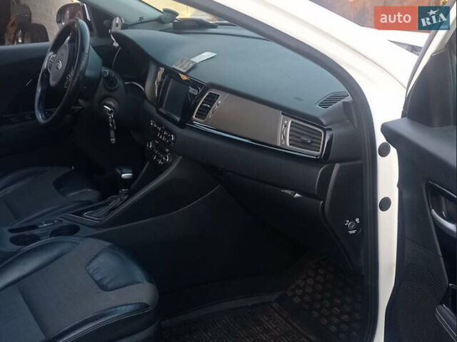 Белый Киа Niro, объемом двигателя 1.58 л и пробегом 225 тыс. км за 16600 $, фото 12 на Automoto.ua