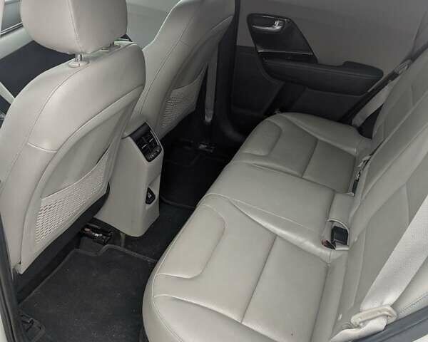 Белый Киа Niro, объемом двигателя 1.6 л и пробегом 110 тыс. км за 15600 $, фото 6 на Automoto.ua