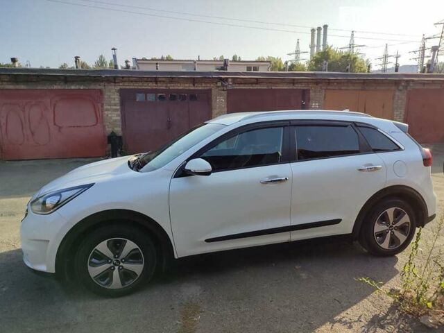 Белый Киа Niro, объемом двигателя 1.58 л и пробегом 225 тыс. км за 16600 $, фото 1 на Automoto.ua