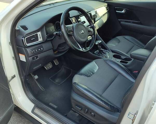 Белый Киа Niro, объемом двигателя 1.58 л и пробегом 225 тыс. км за 16600 $, фото 8 на Automoto.ua