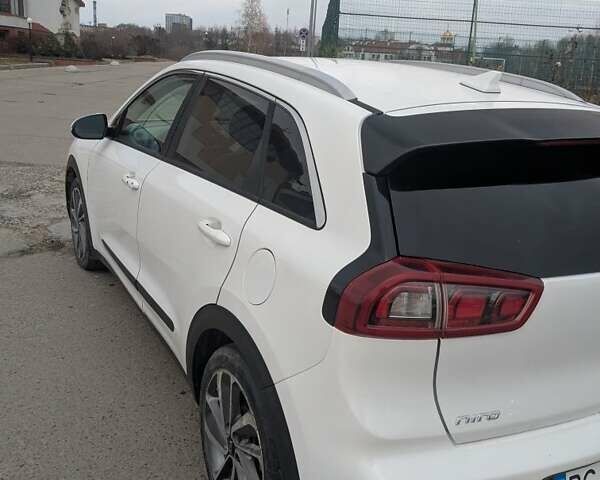 Белый Киа Niro, объемом двигателя 1.6 л и пробегом 110 тыс. км за 15600 $, фото 1 на Automoto.ua