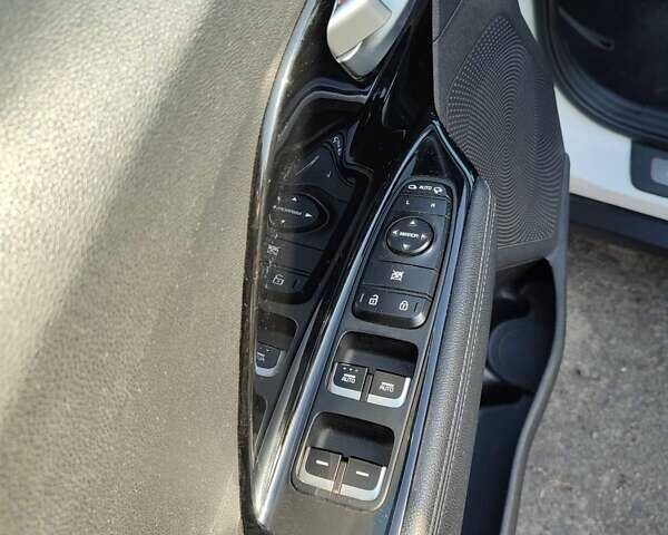 Белый Киа Niro, объемом двигателя 1.58 л и пробегом 225 тыс. км за 16600 $, фото 7 на Automoto.ua