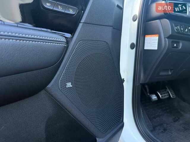 Білий Кіа Niro, об'ємом двигуна 1.58 л та пробігом 96 тис. км за 18990 $, фото 10 на Automoto.ua