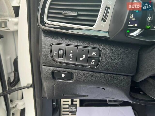 Белый Киа Niro, объемом двигателя 1.58 л и пробегом 193 тыс. км за 16300 $, фото 15 на Automoto.ua