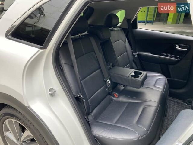 Белый Киа Niro, объемом двигателя 1.58 л и пробегом 93 тыс. км за 19990 $, фото 8 на Automoto.ua