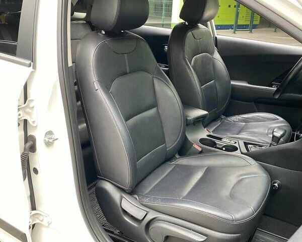 Белый Киа Niro, объемом двигателя 1.58 л и пробегом 93 тыс. км за 19990 $, фото 9 на Automoto.ua