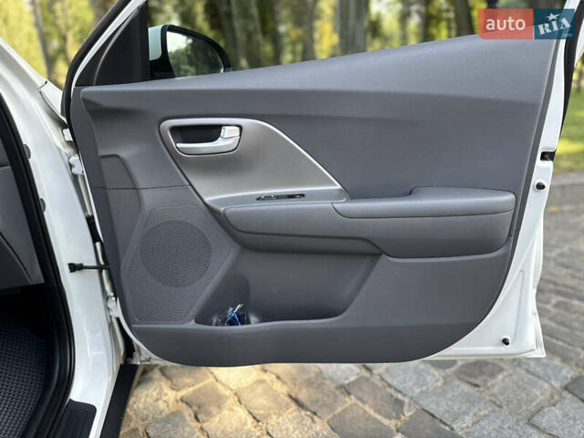 Белый Киа Niro, объемом двигателя 1.6 л и пробегом 160 тыс. км за 15400 $, фото 58 на Automoto.ua