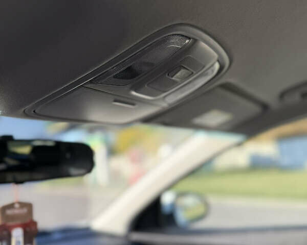 Білий Кіа Niro, об'ємом двигуна 1.58 л та пробігом 77 тис. км за 16500 $, фото 13 на Automoto.ua