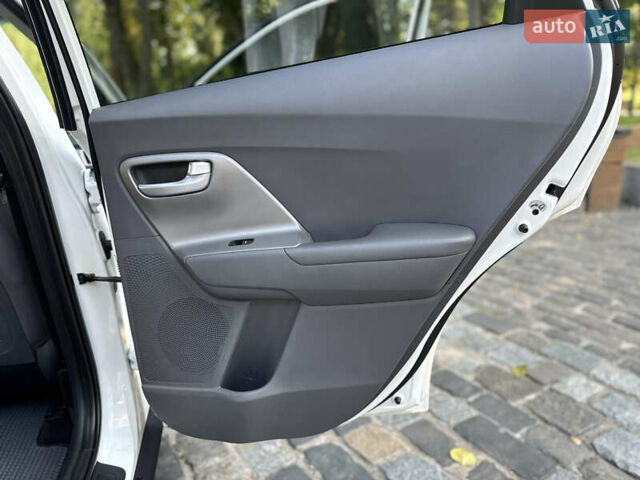 Белый Киа Niro, объемом двигателя 1.6 л и пробегом 160 тыс. км за 15400 $, фото 54 на Automoto.ua