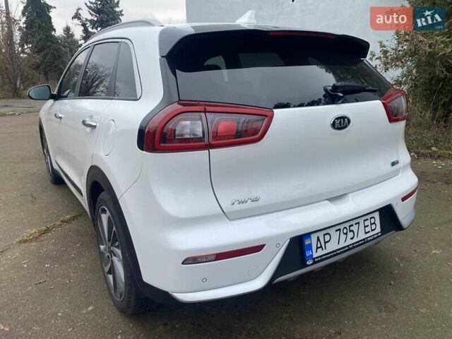 Білий Кіа Niro, об'ємом двигуна 1.58 л та пробігом 147 тис. км за 17400 $, фото 4 на Automoto.ua