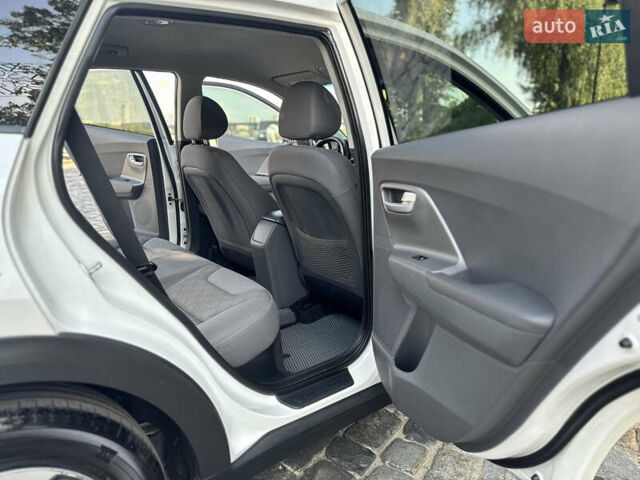 Белый Киа Niro, объемом двигателя 1.6 л и пробегом 160 тыс. км за 15400 $, фото 53 на Automoto.ua