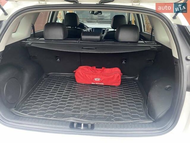 Білий Кіа Niro, об'ємом двигуна 1.58 л та пробігом 147 тис. км за 17400 $, фото 33 на Automoto.ua