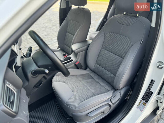 Белый Киа Niro, объемом двигателя 1.6 л и пробегом 160 тыс. км за 15400 $, фото 32 на Automoto.ua